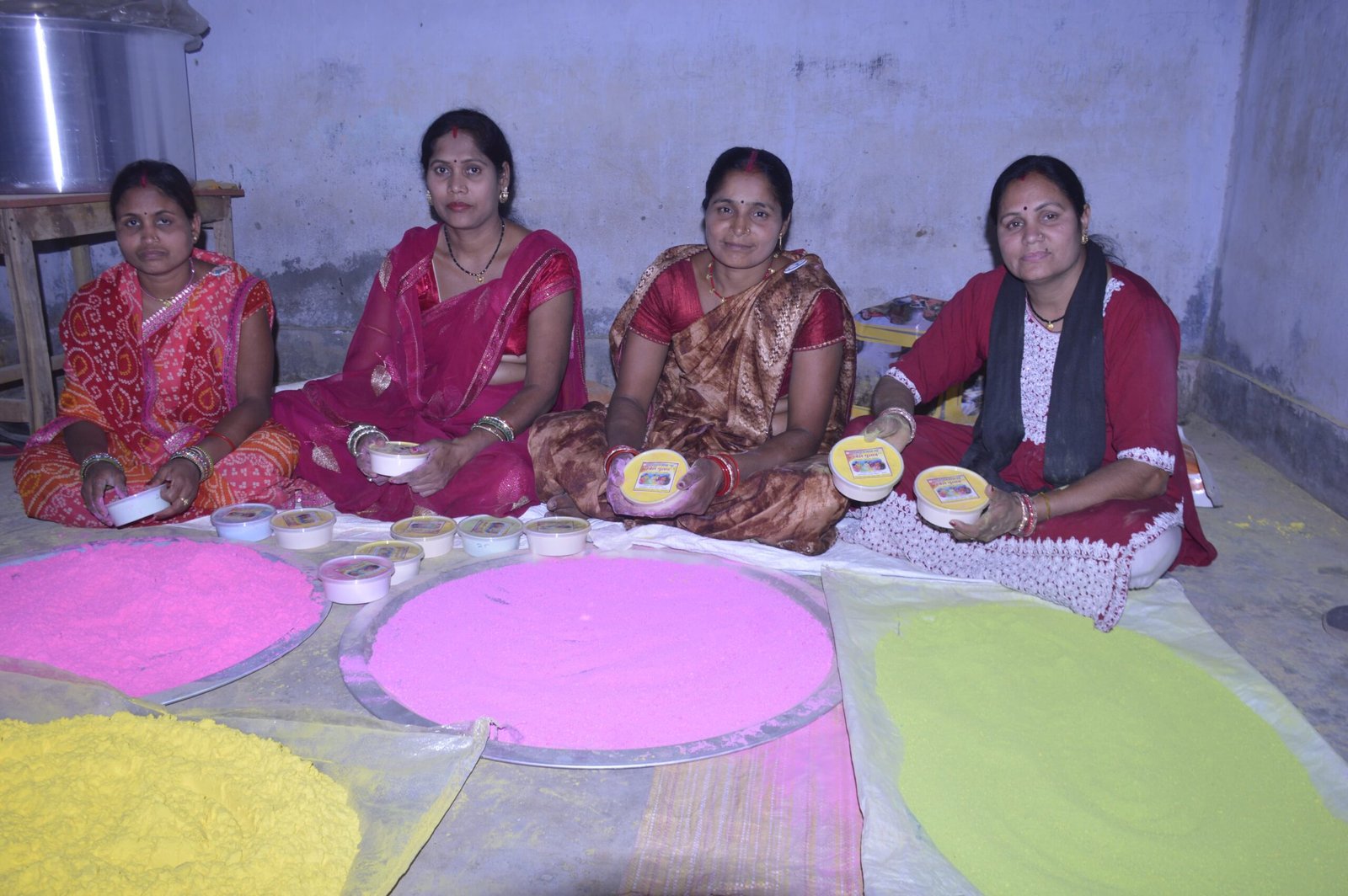 बिहान समूह की महिलाओं के हर्बल गुलाल निर्माण से आत्मनिर्भरता की ओर बढ़ते कदम