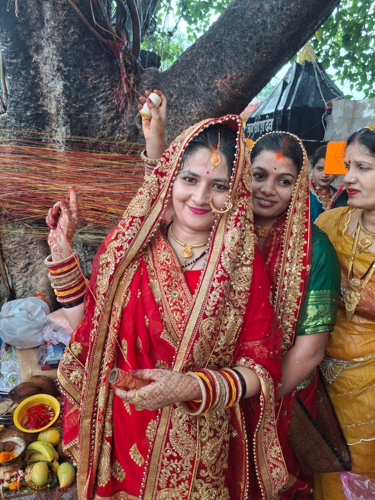 पति की लंबी आयु के लिए सुहागिनों ने रखा निर्जला व्रत, वट वृक्ष के नीचे की पूजा-अर्चना