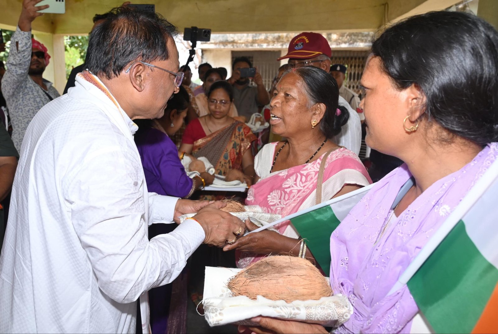 मुख्यमंत्री ने शहीदों के परिजनों को शाल और श्रीफल भेंट कर सम्मानित किया