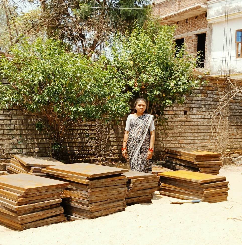 बिर्रा गांव की रश्मि अब 20 हजार महीने की कमाई से बनी आत्मनिर्भर महिला उद्यमी