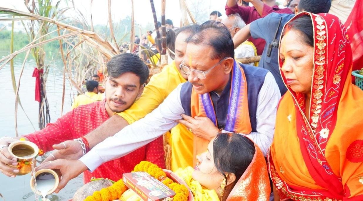 मुख्यमंत्री साय ने कुनकुरी छठ घाट में सूर्य को दिया अर्घ्य