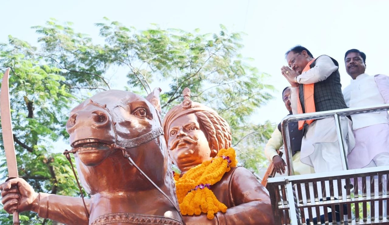 मुख्यमंत्री विष्णुदेव साय ने किया शहीद वीर नारायण सिंह के त्याग और संघर्ष का स्मरण