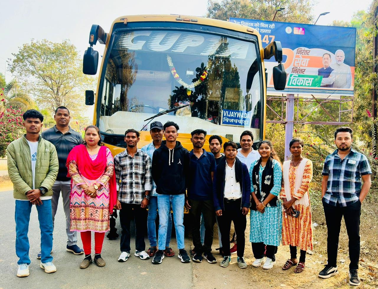 आकांक्षा प्रोजेक्ट : नक्सल प्रभावित सुकमा से 35 युवा रोजगार हेतु चेन्नई रवाना