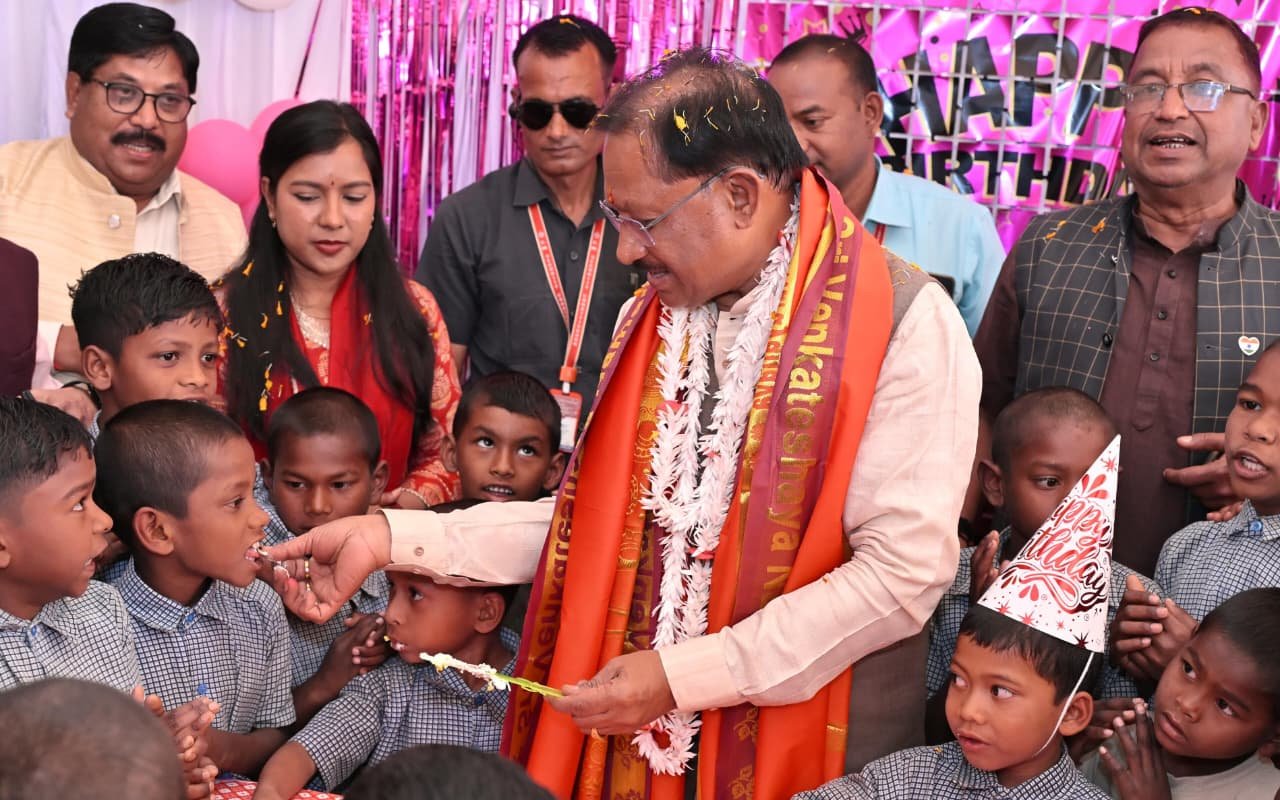 मुख्यमंत्री को अपने बीच पाकर खिल उठे बच्चों के चेहरे, जन्मदिन बना यादगार