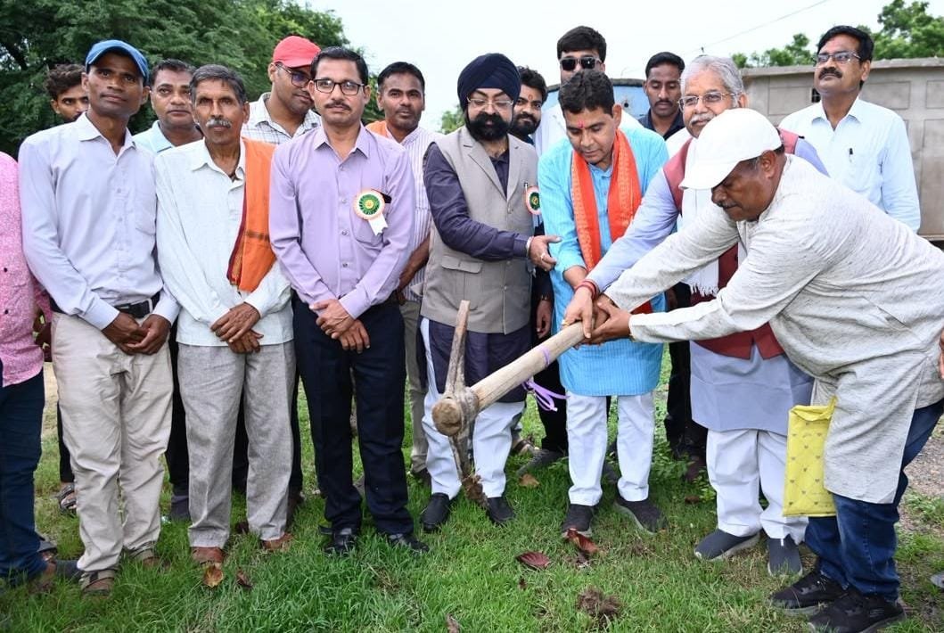 बिल्हा विकासखंड के ग्राम कड़ार में 20 लाख रूपए के सामुदायिक भवन का हुआ भूमिपूजन