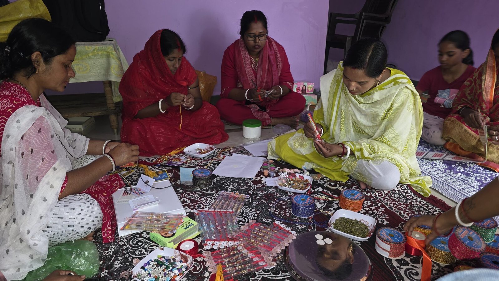 कम लागत में राखियां बनाकर आत्मनिर्भरता की राह पर बढ़ रहीं बिहान की महिलाएं