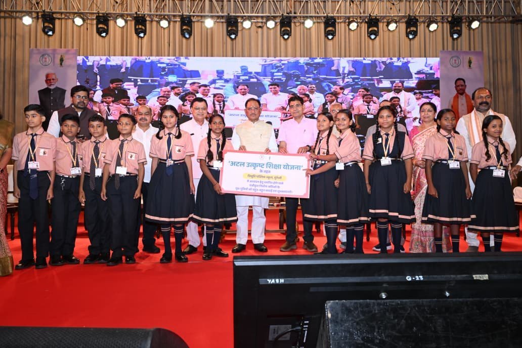 मुख्यमंत्री ने श्रमिक परिवारों के प्रतिभाशाली बच्चों का किया सम्मान, उनके साथ बैठकर किया भोजन और साझा किए अपने जीवन के अनुभव