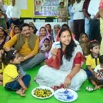मंत्री लक्ष्मी राजवाड़े ने आंगनबाड़ी केंद्रों में बच्चों को कराया न्योता भोज, माताओं को भेंट किए मुनगा के पौधे