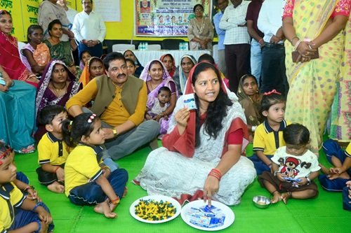 मंत्री लक्ष्मी राजवाड़े ने आंगनबाड़ी केंद्रों में बच्चों को कराया न्योता भोज, माताओं को भेंट किए मुनगा के पौधे