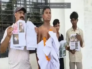 आवेदन की माला पहनकर रायपुर निगम में अर्धनग्न प्रदर्शन:स्पीड ब्रेकर से सड़क मरम्मत तक 4 मांगें, कहा- कई बार आवेदन फिर भी समाधान नहीं
