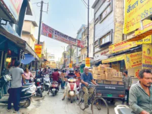 बारूद के ढेर पर गोलबाजार..:गलियों में 20 से ज्यादा पटाखा दुकानें, लेकिन सुरक्षा के इंतजाम नहीं; आग लगी तो दमकल पहुंचना मुश्किल