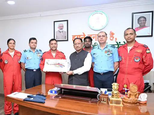 CM विष्णुदेव साय से मिले सारंग हेलिकॉप्टर टीम के सदस्य:राज्‍योत्सव में टीम दिखाएगी हवाई करतब; सटीक उड़ान और सिंक्रोनाइज्ड फॉर्मेशन का करेगी प्रदर्शन