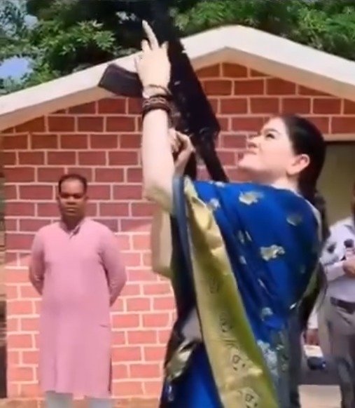 दशहरे पर SP अंकिता शर्मा ने AK-47 से की फायरिंग, शस्त्र पूजन के बाद दिखा अलग अंदाज