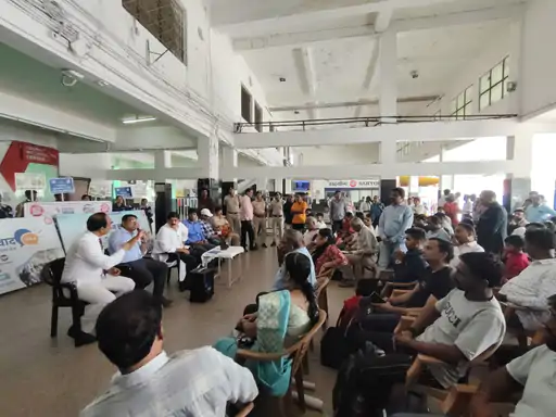 रायपुर-दुर्ग सहित 36 रेलवे स्टेशनों पर हुआ रेल जनसंवाद:रेलवे अधिकारियों ने यात्रियों से सुनी समस्याएं, स्वच्छता और प्लास्टिक का इस्तेमाल कम करने की अपील