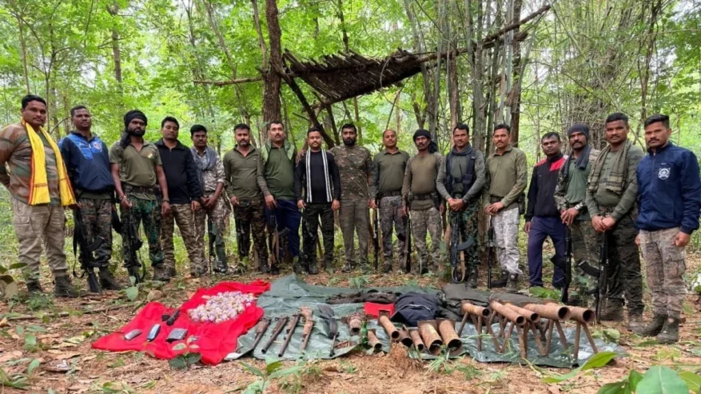 माओवादियों का हथियार डंप बरामद, 100 सुतली बम समेत हथियार जब्त