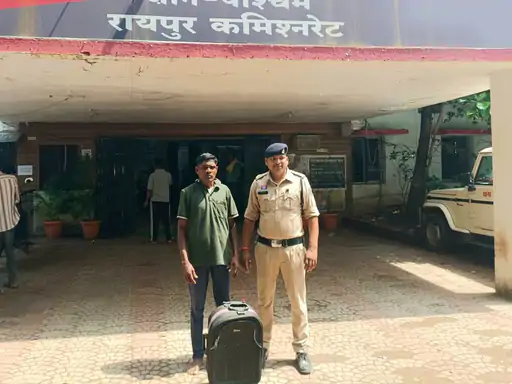 बस स्टैंड पर ट्रॉली बैग में बेच रहा था गांजा:ओडिशा का 40 वर्षीय आरोपी को 2.72 लाख रुपए के गांजे के साथ टिकरापारा पुलिस ने पकड़ा